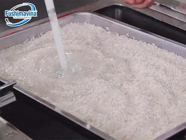 Bước 5: Đong gạo, vo gạo, định lượng nước phù hợp trong khay