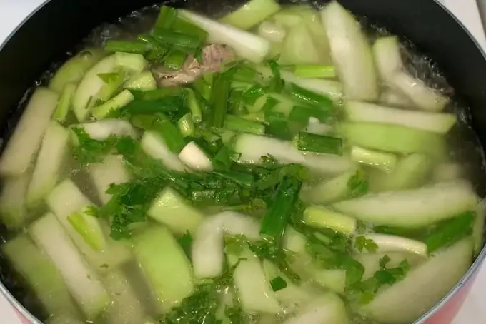 Bước 3: Tiến hành làm canh bầu nấu tôm tươi