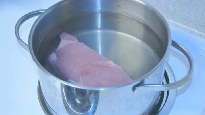 Ngâm Thịt Vào Nước Muối Trước Khi Chiên Để Thịt Chiên Không Bị Khô