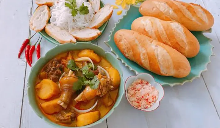 Bước 3: Nấu Cà Ri Gà Với Khoai Tây