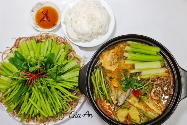 1.3. Lẩu đầu cá hồi măng chua 1.3. Lẩu đầu cá hồi măng chua