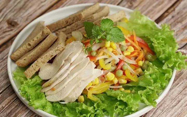 Ưu Tiên Sử Dụng Salad Và Bánh Mì Ưu Tiên Sử Dụng Salad Và Bánh Mì