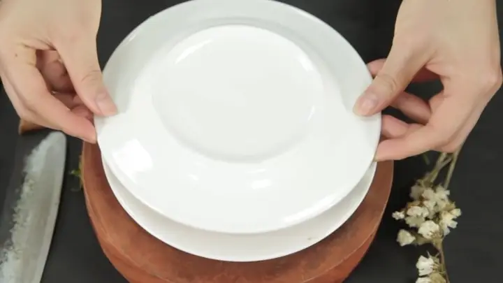 1Cắt đôi cùng lúc nhiều quả cà chua