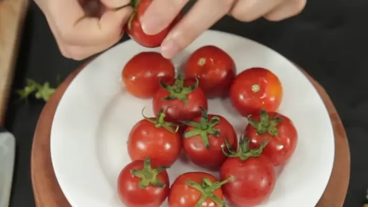 1Cắt đôi cùng lúc nhiều quả cà chua