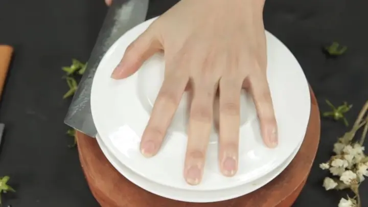 1Cắt đôi cùng lúc nhiều quả cà chua