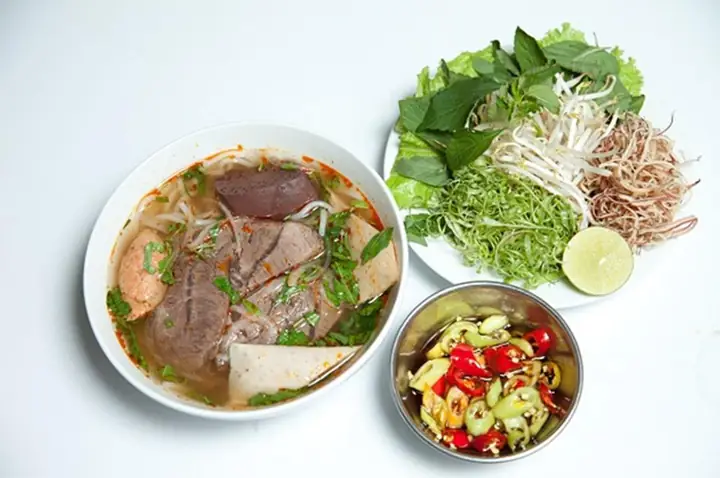 Cách Thưởng Thức Bún Bò Huế