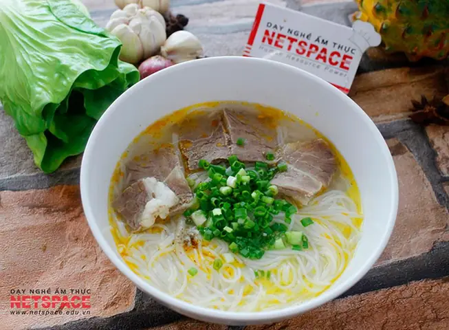 Cách Thưởng Thức Bún Bò Huế