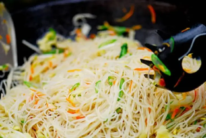 Học nấu ăn bún xào Singapore chay Học nấu ăn bún xào Singapore chay