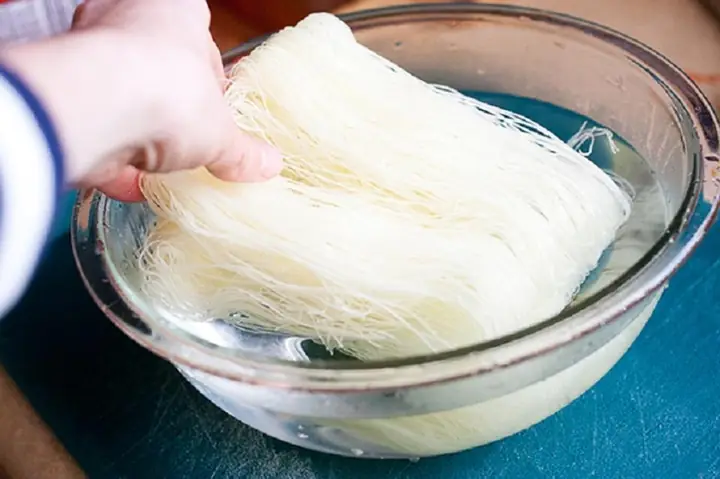 Học nấu ăn bún xào Singapore chay Học nấu ăn bún xào Singapore chay