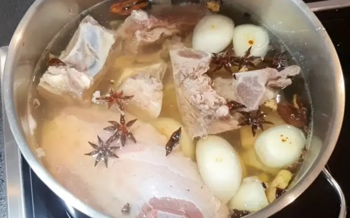 Bước 4: Nấu Nước Lẩu