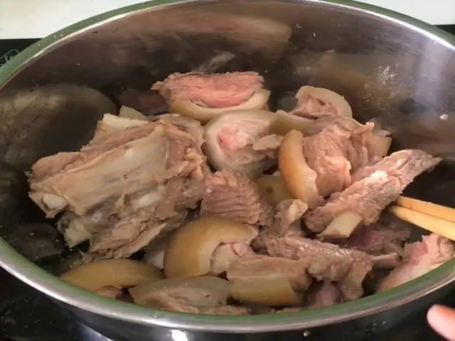 Bước 3: Xào Sơ Gân Và Xương Bò