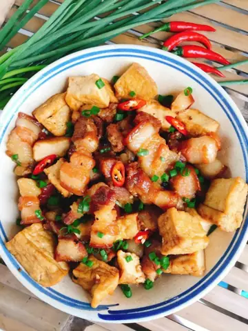 Món Thịt Lợn Kho Đậu Phụ Nghe Qua Tưởng Chừng Đơn Giản Nhưng Không Phải Ai Cũng Biết Kho Sao Cho Ngon Nhất, Dưới Đây Là Bí Quyết Để Làm Món Thịt Kho Đậu Phụ Ngon Nhất, Khiến Cả Nhà Ăn Một Miếng Là Thích Mê.