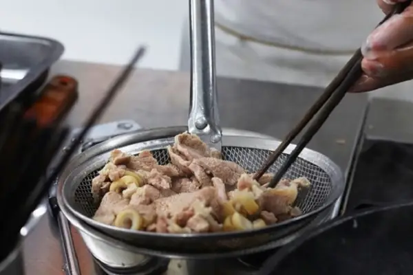 Khử Mùi Hôi Thịt Dê Bằng Cách Chần Nước Sôi