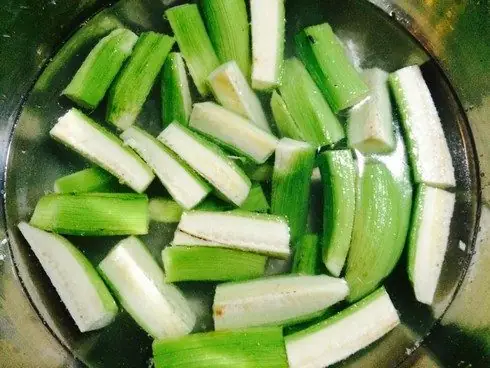 Bước 2: Sơ chế chuối xanh Bước 2: Sơ chế chuối xanh