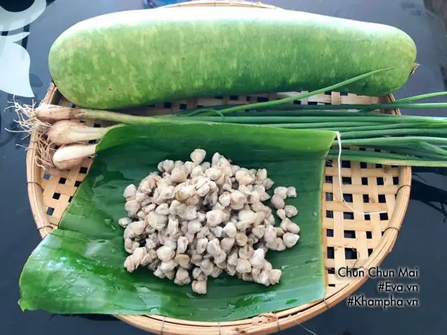 Vị ngọt của hến kết hợp với bầu khiến cho món bầu xào hến trở nên ngọt thanh tự nhiên, rất hấp dẫn.