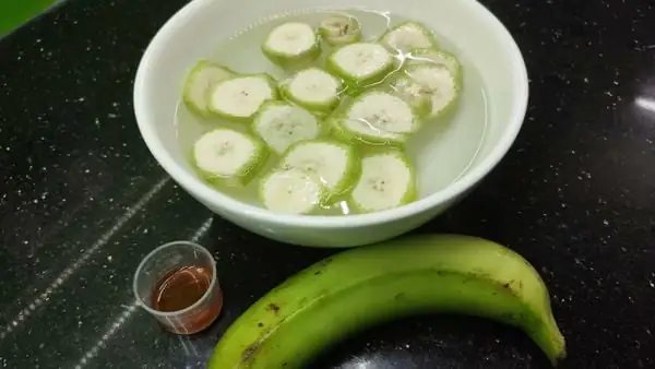 Bước 2: Sơ Chế Chuối Xanh Và Các Nguyên Liệu Khác