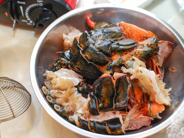 2.1 Sơ chế các nguyên liệu lẩu cua bầu trước khi nấu 2.1 Sơ chế các nguyên liệu lẩu cua bầu trước khi nấu