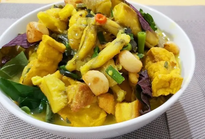 Ếch nấu chuối đậu là món ăn dân dã thơm mùi nghệ, tía tô và lá lốt vô cùng thơm ngon. Ếch nấu chuối đậu là món ăn dân dã thơm mùi nghệ, tía tô và lá lốt vô cùng thơm ngon.