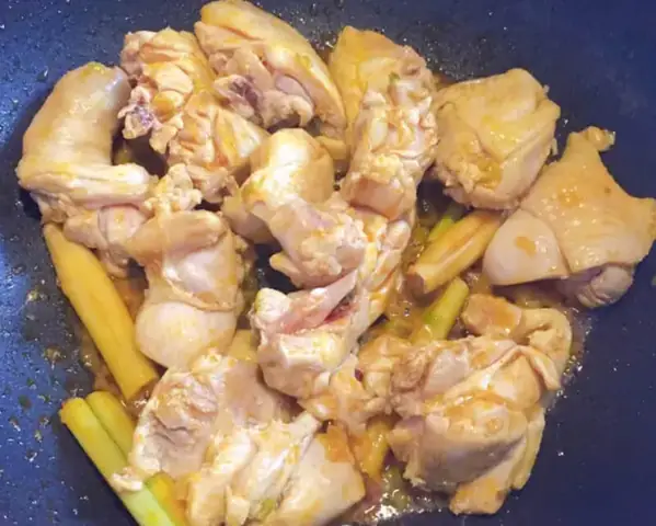 Bước 2: Xào Thịt Gà