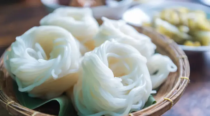 Các Món Kèm Cùng Gà Nấu Khóm Là Gì?