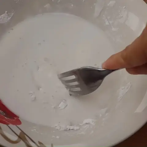 Trộn bột năng, cắt thành hạt lựu