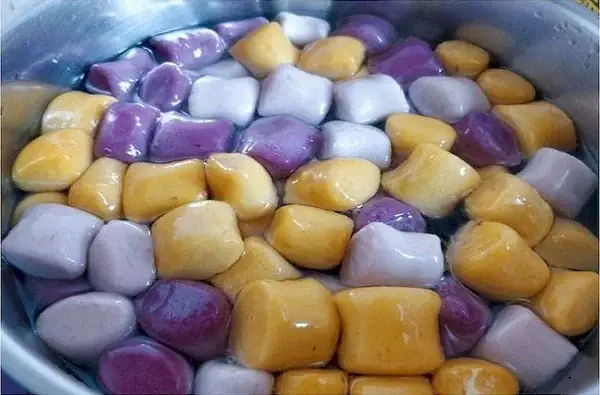 Bước 2: Tạo hình và luộc các viên khoai Bước 2: Tạo hình và luộc các viên khoai