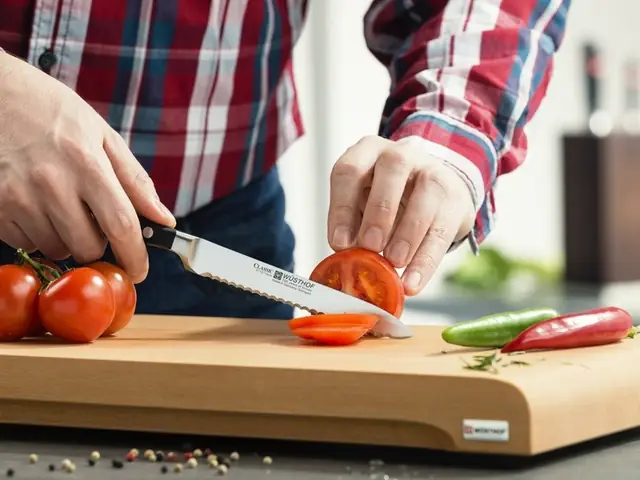 Bí Quyết Số 8: Sử Dụng Dao Bếp Đúng Tiêu Chuẩn, Đảm Bảo An Toàn