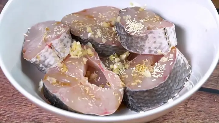 Bước 2: Ướp rồi chiên cá