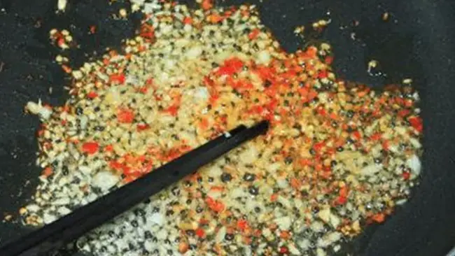 Bước 4: Tạo nước sốt hành tỏi Bước 4: Tạo nước sốt hành tỏi