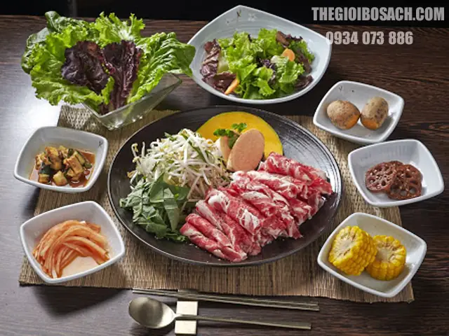 1. Ba chỉ bò Mỹ cuộn rau củ