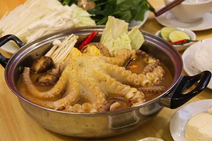 Cách nấu lẩu bạch tuộc chua cay thơm ngon