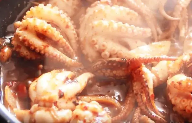 Bước 6: Xào bạch tuộc, rau củ và xốt