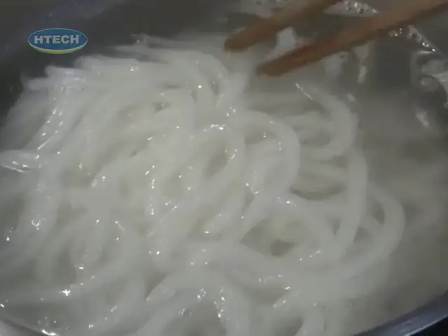 3.2. Trụng bánh canh dai giòn không bị nát