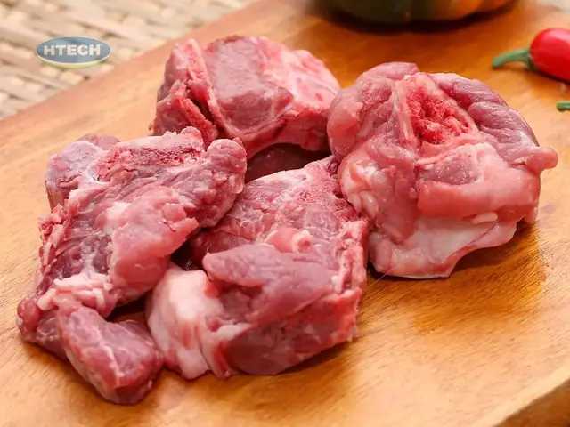 2. Sơ chế nguyên liệu nấu canh bột lọc xương heo