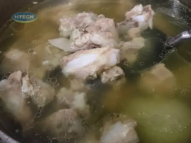 3.1. Hầm xương heo nấu nước lèo thanh mát