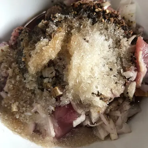 Sơ chế và ướp tôm thịt