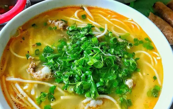 Bánh Canh Quảng Bình Được Tạo Nên Bởi Sợi Bánh Dẻo Thơm, Vị Đậm Đà Của Nước Dùng Hòa Quyện Với Vị Ngon Của Nhiều Nguyên Liệu Khác Tạo Nên Một Món Ăn Đầy Hấp Dẫn.