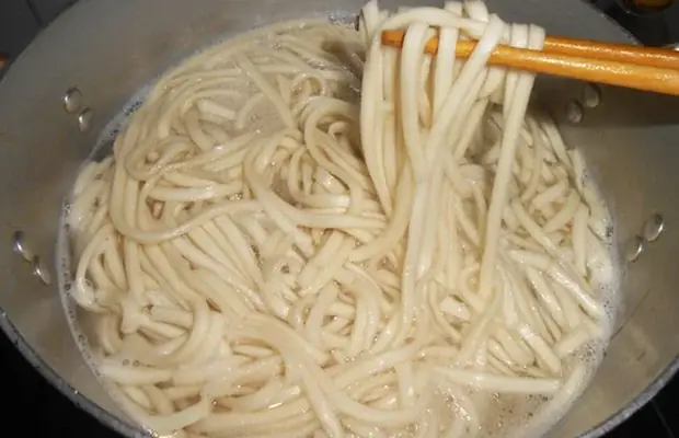 Bước 4: Chần sợi bánh canh