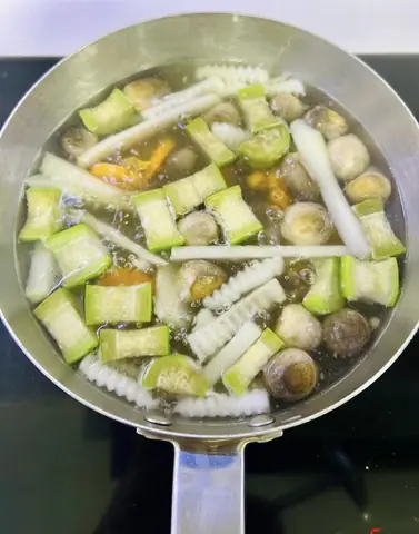 Nước Dùng Của Món Bánh Canh Chay Tây Ninh Được Nấu Từ Nước Dừa, Rau Củ Quả Như Cà Rốt, Củ Cải Trắng, Nấm Và Đậu Hũ... Mang Lại Hương Vị Ngọt Tự Nhiên Và Thanh Mát.