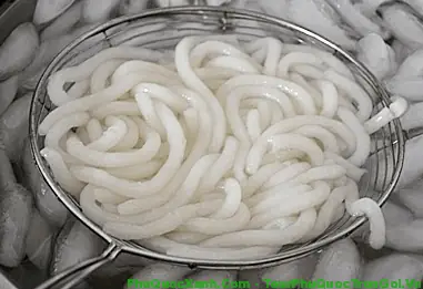 Ởphú Quốccó Rất Nhiều Đặc Sản, Đa Dạng Và Phong Phú Nhưng Nếu Bạn Muốn Tìm Một Món Ăn Mang Hương Vị Đặc Trưng Nhất Thì Phải Kể Đến Món Bánh Canh Cá Thu. Đây Là Một Món Ăn Dân Dã, Phổ Biến Ở Nhiều Vùng, Cũng Với Cách Chế Biến Ấy Nhưng Ở Phú Quốc Nó Lại Mang Một Hương Vị Hoàn Toàn Khác, Ngon Hơn, Ngọt Hơn Tròn Vị Và Béo Ngậy Có Lẽ Là Nhờ Có Những Con Cá Thu Tươi Ngon Được Sống Trong Vùng Biển Giàu Có Và Trong Lành.