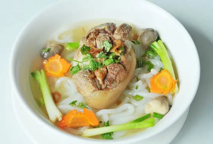 Bước 3: Nấu bánh canh giò heo