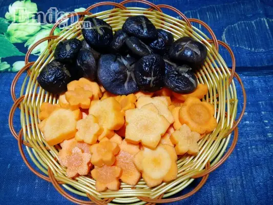 Chỉ Cần Vài Bước Đơn Giản Và Những Nguyên Liệu Sẵn Có, Dễ Tìm, Vào Bếp Nấu Ngay Tô Bánh Canh Nấm Nóng Hổi, Thơm Lừng Cho Cả Nhà Ấm Bụng Trong Ngày Gió Lạnh. Chỉ Cần Vài Bước Đơn Giản Và Những Nguyên Liệu Sẵn Có, Dễ Tìm, Vào Bếp Nấu Ngay Tô Bánh Canh Nấm Nóng Hổi, Thơm Lừng Cho Cả Nhà Ấm Bụng Trong Ngày Gió Lạnh.