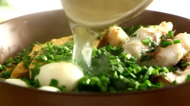 Bước 3: Trình Bày Thành Phẩm Bánh Canh Hẹ