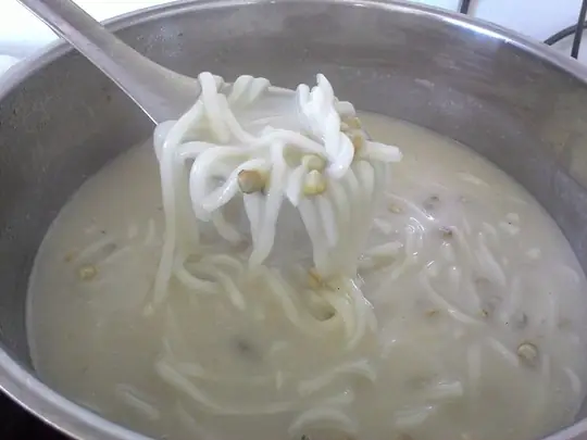 (nlđo)- Ngồi Xì Xụp Tô Bánh Canh Nóng Hổi Trong Tiết Trời Se Lạnh, Húp Miếng Nước Sền Sệt Béo Ngậy Nước Cốt Dừa, Nhai Từ Tốn Những Cọng Bánh Trắng Ngần Dai Dai, Cùng Thịt Hến Ngọt Đậm Đà... Tất Cả Hòa Quyện Vào Nhau Ngây Ngất, Ăn Là Ghiền, Xa Là Nhớ.