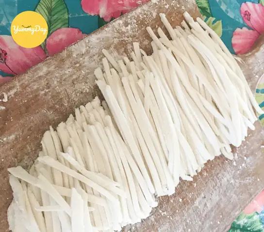 Bước 1: Nhào Bột Làm Bánh Canh Bột Gạo Thủ Công Tại Nhà