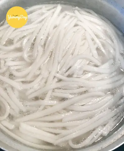 Bước 1: Nhào Bột Làm Bánh Canh Bột Gạo Thủ Công Tại Nhà