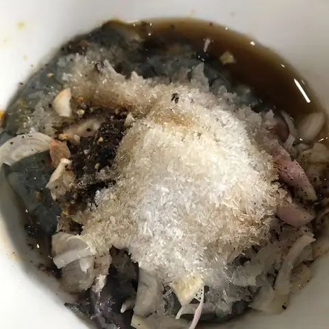 Sơ Chế Và Ướp Tôm Thịt