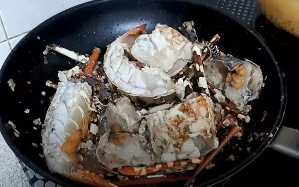 Bước 3: Xào tôm