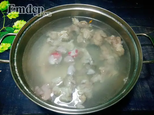 Chỉ Cần Vài Bước Đơn Giản Và Những Nguyên Liệu Sẵn Có, Dễ Tìm, Vào Bếp Nấu Ngay Tô Bánh Canh Nấm Nóng Hổi, Thơm Lừng Cho Cả Nhà Ấm Bụng Trong Ngày Gió Lạnh.