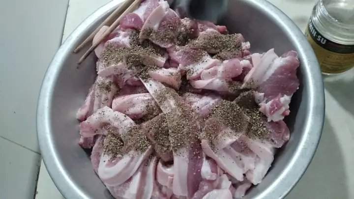 Bước 3: Ướp Thịt Ba Chỉ